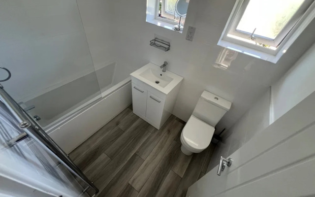 3 Bedroom House - Sleeps 6 & Free Parking