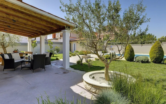 Modern Holiday Home With Pool in Medulin