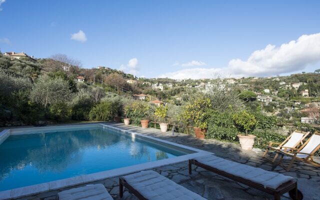 Villa con piscina tra gli ulivi di Rapallo