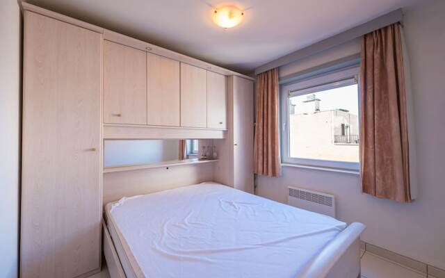 Flat Near Zeedijk With Side sea Views