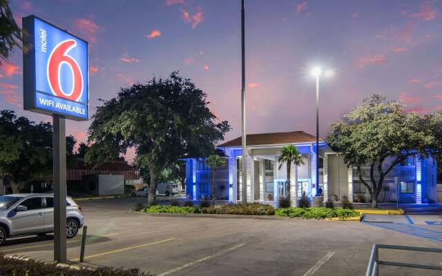 Motel 6 Addison, TX - Dallas