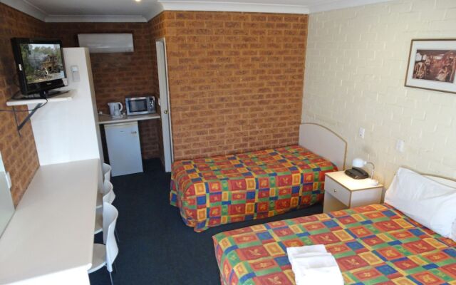 Colonial motor inn