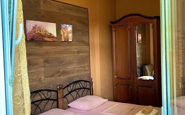 Lifar Guest House Sirius Deciduous