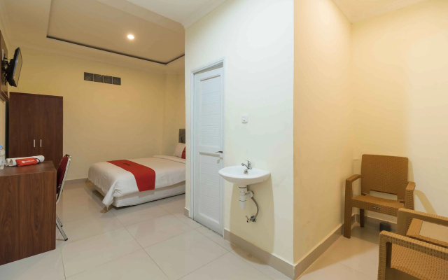 RedDoorz near Griya Agung 2 Palembang - Hotel in Palembang - Photo 2