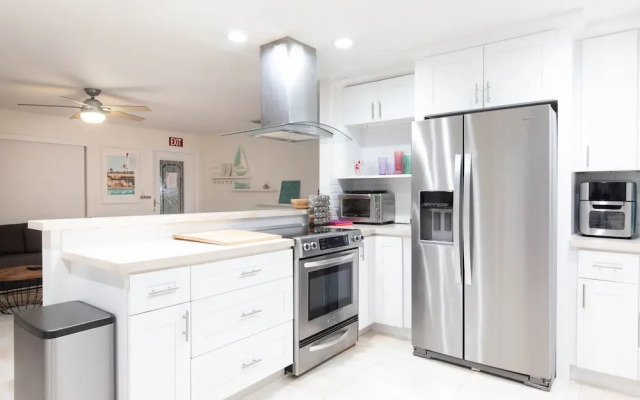 Stunning & Private 5 BDR Canal-front Home w/ Pool!