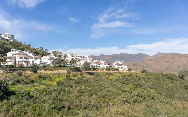 Apt Mairena Forest sea View & Pool