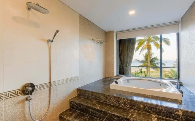 Luxe 6BR Beachfront Villa: Group Getaway Haven