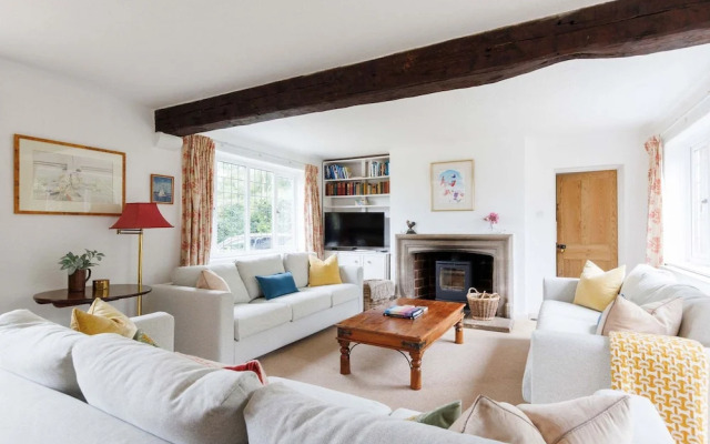 Charming Beach Getaway - Spacious 4BR Sunny Garden