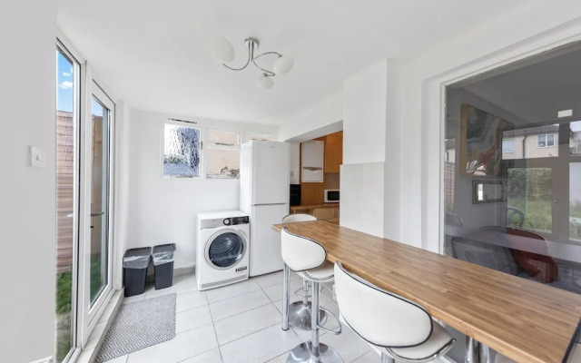 Leslie Road Retreat - Charming 4-bed House