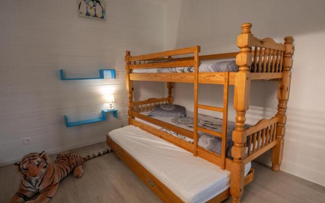 House Sleeps 10 with Free Parking