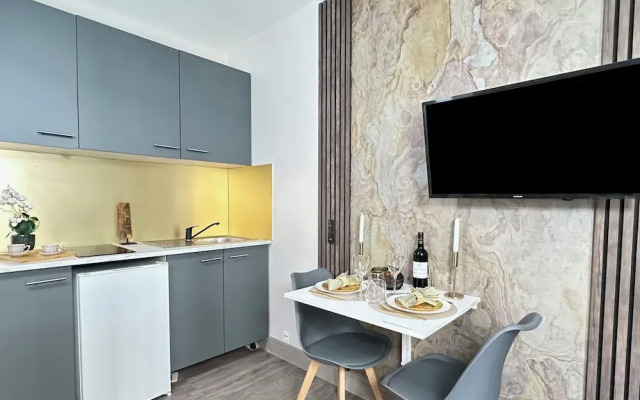 1601 Dumont