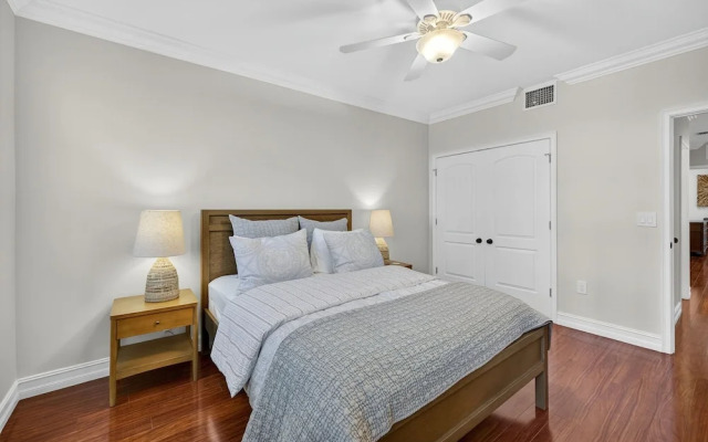 Daisy Townhouse  Steps from The Beach