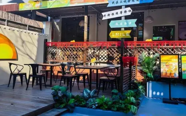 Yunqi Light Residence Hotel (Yisheng Square Pedestrian Street Branch)