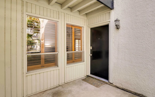 Stylish Condo w/ Pool in Knox Henderson!