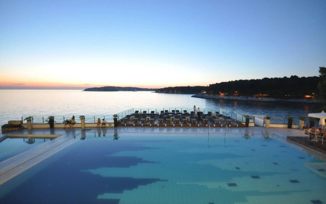 Splendid Golden Rocks Resort