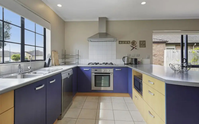 Spacious Family Home -Fully Fenced Yard