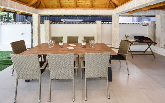 Holiday Home with Pool Oaza