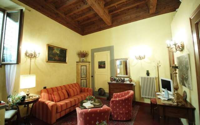 Casa del Vescovo Authentic 1600's apt with Stunning Garden and Rooftop