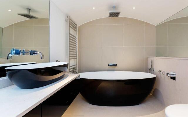 Veeve - Chelsea Square Serenity