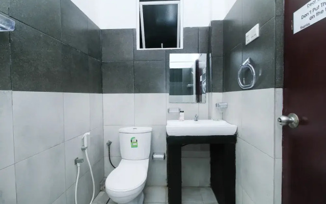 OYO 365 Kingsgate Transit Hotel