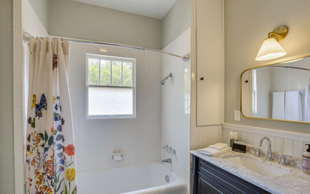 Walk to Bergfeld Park: 1928 Azalea District Home