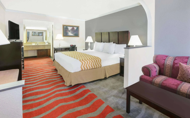 Super 8 by Wyndham Noman West
