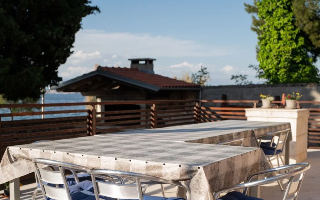 Tiho - 10m From the Beach - SA1 Potkrovlje