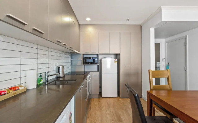 City Getaway 1BR Apt w Pool & Gym I Zodiak Stays