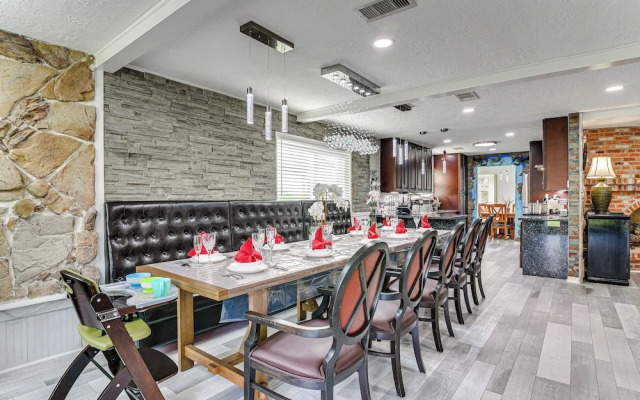 ~ 2 Blocks to Beach: Galveston Group Getaway!