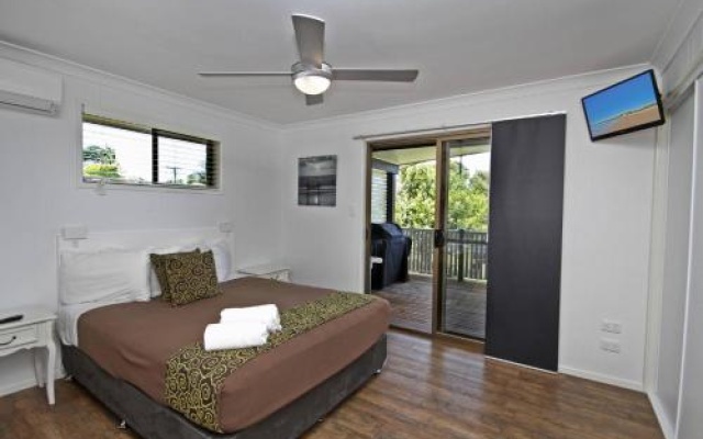 Red Door Beach House - Marcoola Beach - PET FRIENDLY, FOXTEL, WIFI, 500 BOND, Linen Supplied – Guest Rooms – Marcoola
