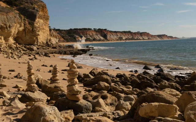 Stunning Olhos do Mar Apt, Albufeira