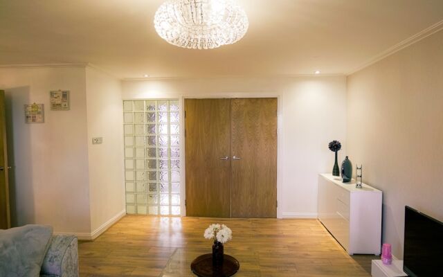 Stunning Holiday Stay With Free Gym and Parking