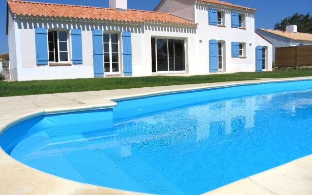 Spacious villa with a private pool on a golf course in Loire