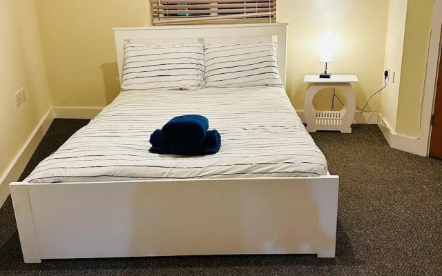 Stunning 5-bed House in Peterborough, Host 15 g