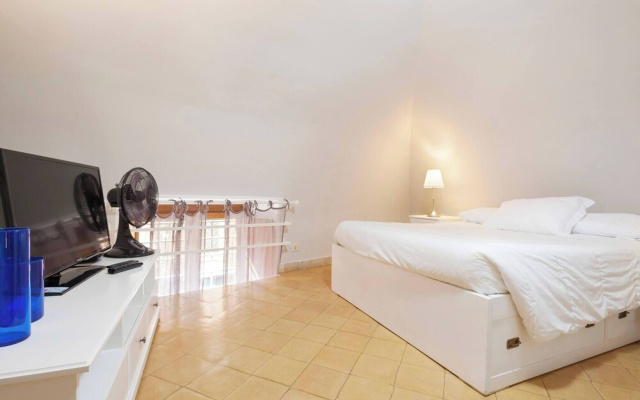 Renoir Small Loft on Giulia Street