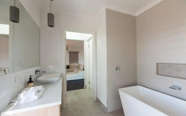 Mandel on High - Echuca Holiday Homes – Bathroom – Echuca