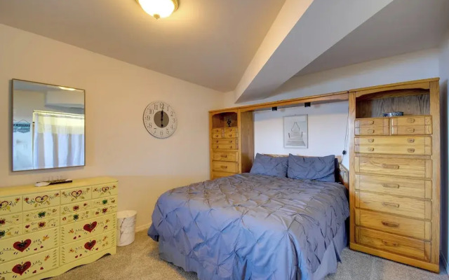 Waterfront PNW Escape w/ Deck & Beach Access!