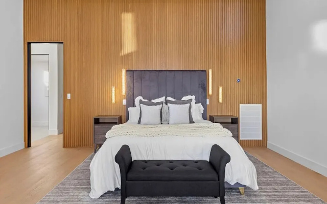 Villa Costera - Tree-lined Tranquility: 3-level Entertainer's Dream