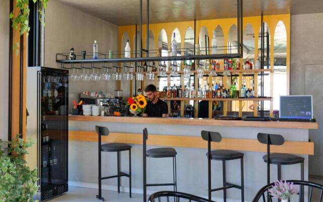 The Peak Hotel & Lounge