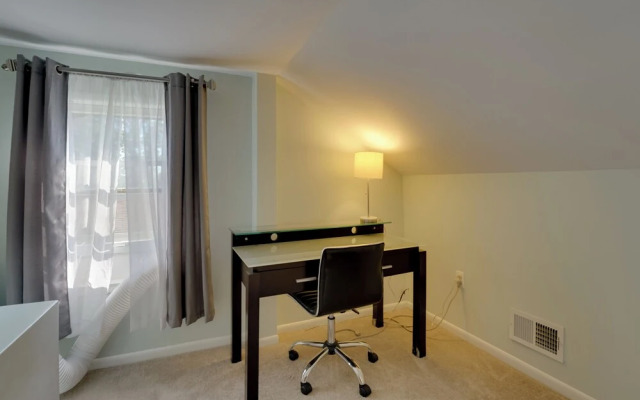 5 Mi to Downtown: Royal Oak Bungalow!