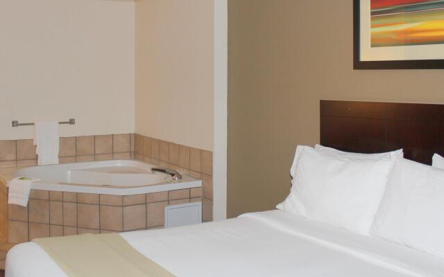 Holiday Inn Express & Suites Plainview by IHG