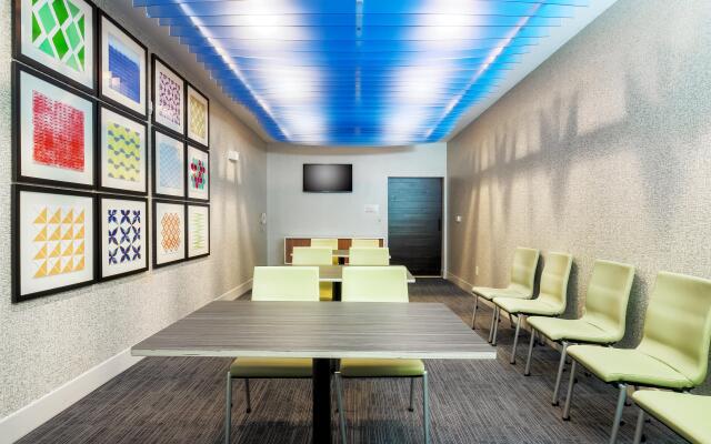 Holiday Inn Express Las Vegas - Stadium Area by IHG