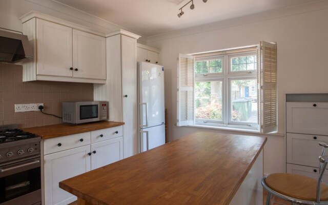 Spacious 3-br House W/conservatory in Greenwich