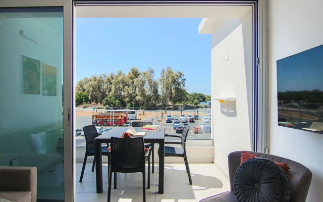 Phaedrus Living: Seaside Executive Flat Harbour 203