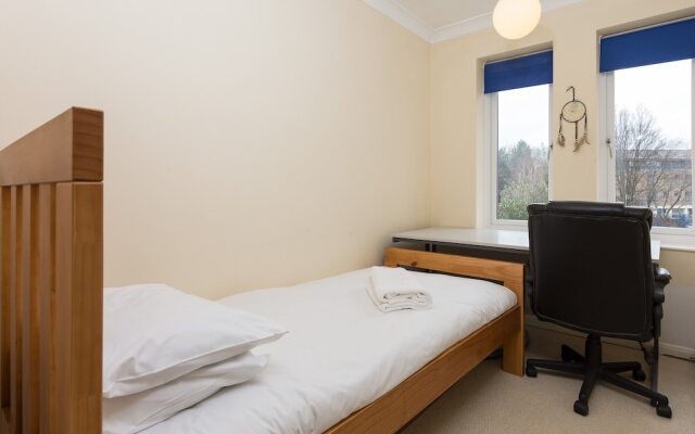 2 Bedroom House Near Wapping Station