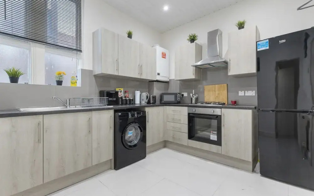 City Escape London - Spacious 4 Bedroom House