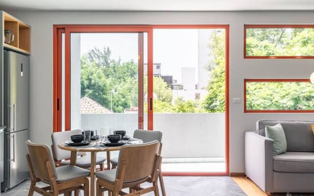 1BR Top Floor in an Art Deco Building!