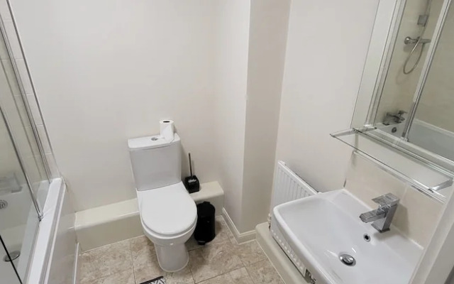 Inviting 6-bed House in Nuneaton