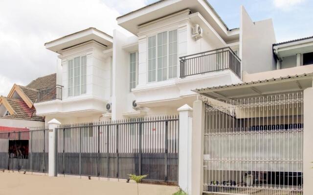 OYO 3512 Golden White House