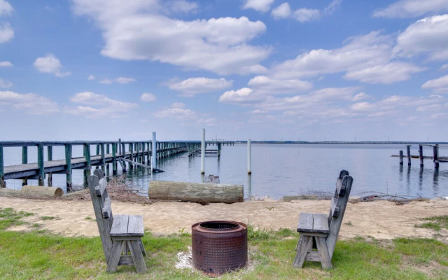 Bayfront Chincoteague Getaway W/ Fire Pit!